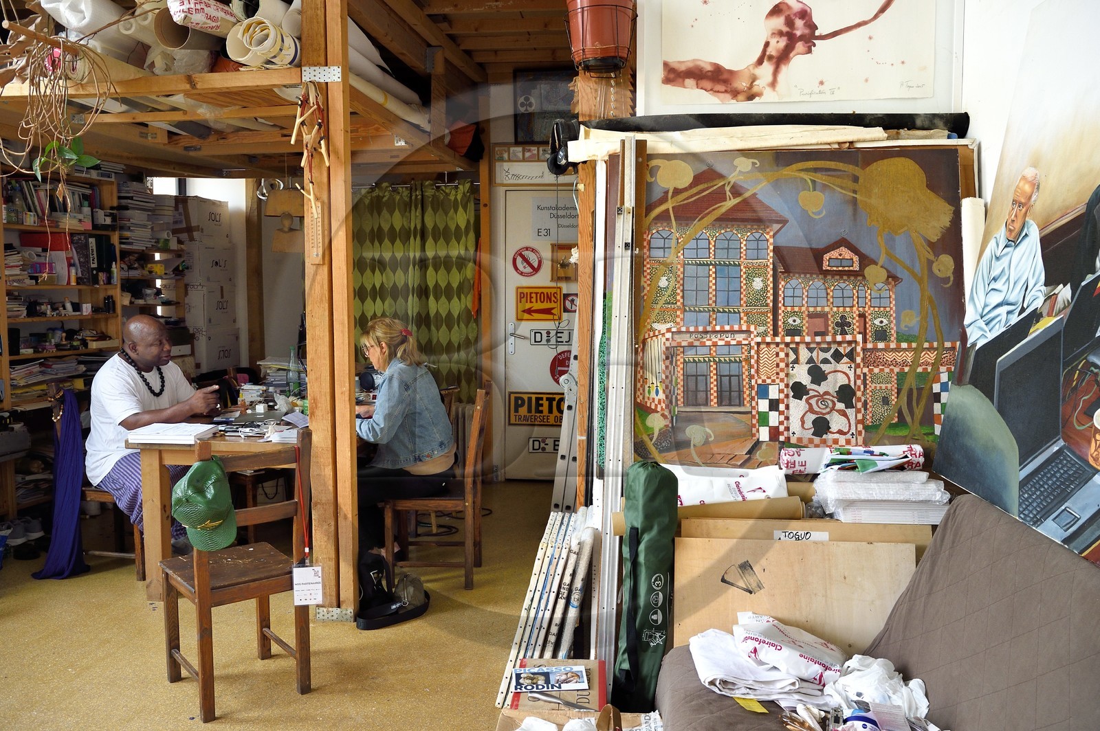 France, Paris (75), Barthelemy Toguo, l'artiste fondateur de Bandjoun Station au Cameroun (représenté dans la peinture à droite), dans son atelier parisien