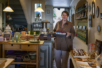 France, Vaucluse (84), Dentelles de Montmirail, le village médiéval de Séguret, labellisé Les Plus Beaux Villages de France, la Maison d’Eglantine, le salon de Thé tenu par Christine Jaroslave