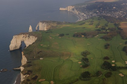 France, Seine-Maritime (76), Pays de Caux, Côte d'Albâtre, Etretat, les falaises d'Aval et le golf (vue aérienne)