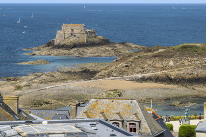 France, Ille-et-Vilaine (35), Côte d'Emeraude, Saint-Malo, le fort du Petit-Bé construit par Vauban et la statue du corsaire Robert Surcouf sur les remparts du jardin de la place du Québec