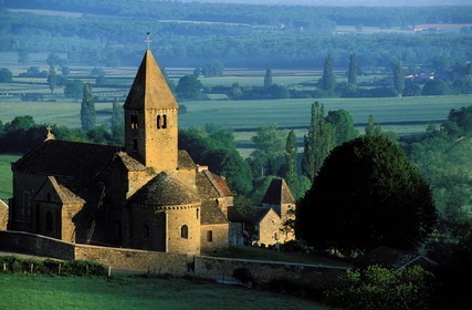 France, Saône-et-Loire (71), Mâconnais, l' église de la Chapelle-sous-Brancion au petit matin