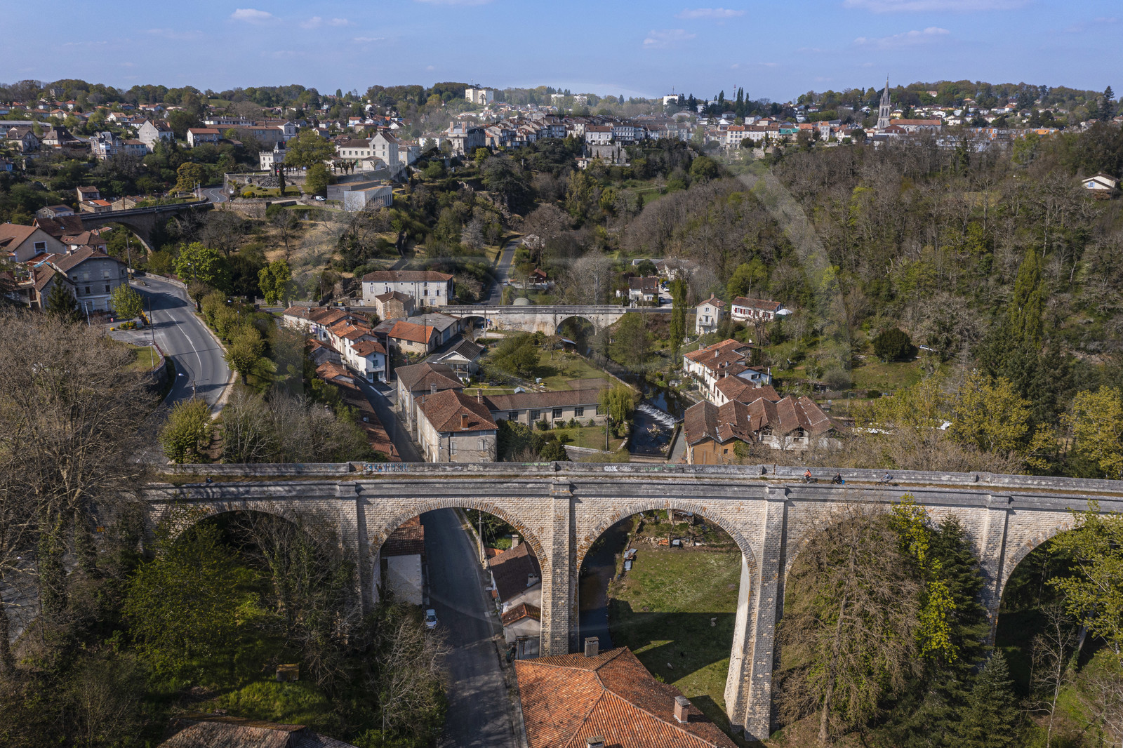 France, Dordogne (24), Périgord Vert, Nontron, cyclistes faisant la véloroute la Flow Vélo sur l'ancien viaduc ferroviaire qui traverse la vallée du Bandiat, la ville en arrière plan (vue aérienne)