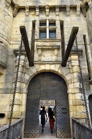 France, Dordogne (24), Périgord Noir, chateau de Hautefort, le pont-levis de l'entrée