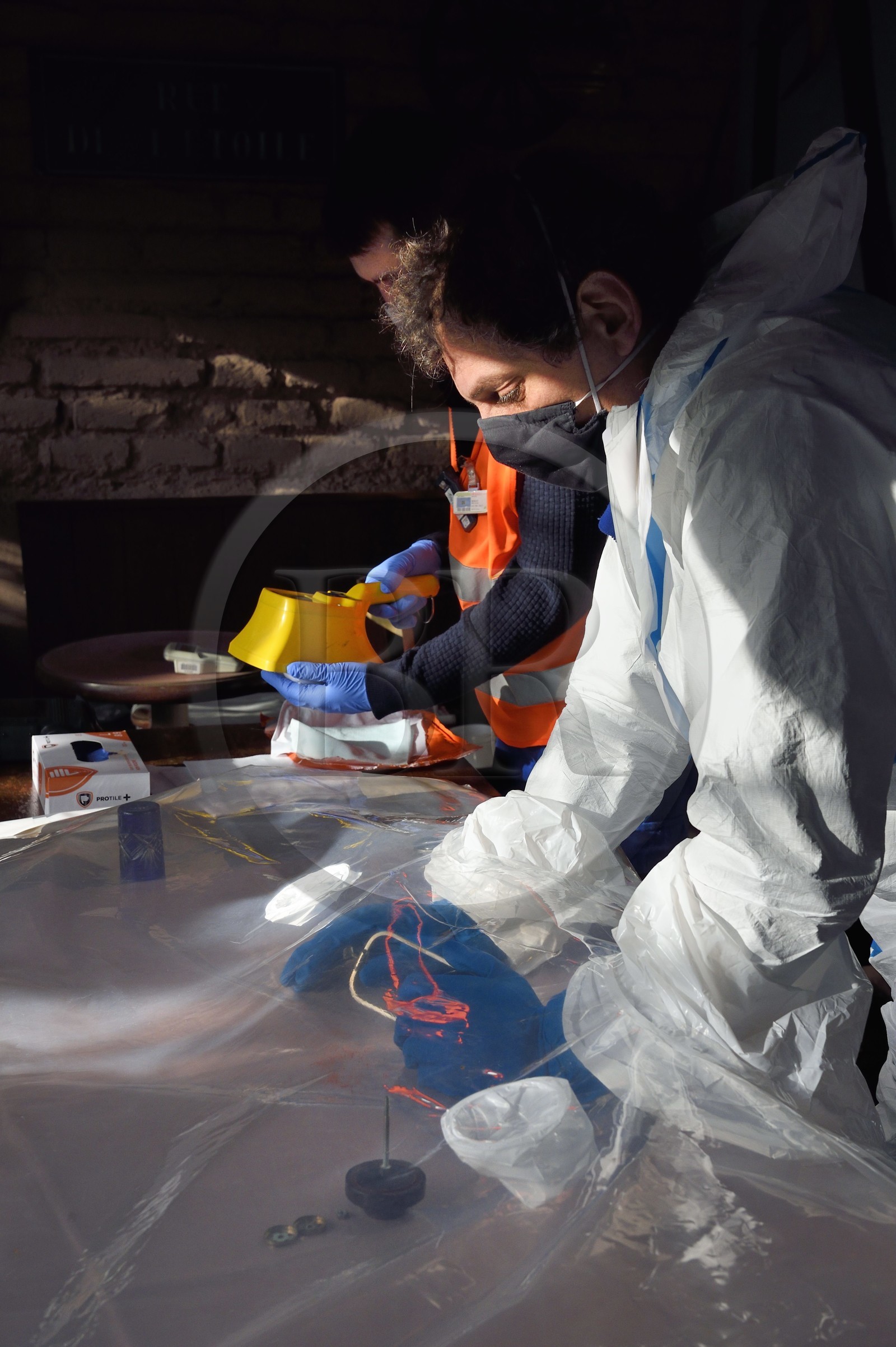 France, Bas-Rhin (67), Schiltigheim, intervention de deux ingénieurs de l’Agence nationale pour la gestion des déchets radioactifs (Andra) chez des particuliers pour enlever la radioactivité d’un modèle rare de fontaine au radium centenaire, décontamination du cadre par frottement