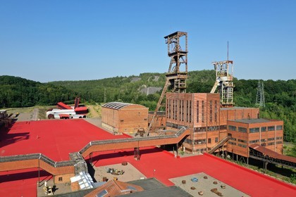 France, Moselle (57), Petite-Rosselle, le musée du carreau Wendel, chevalements du puits Wendel 1 et 2 sur le carreau, terrils en arrière plan (vue aérienne)