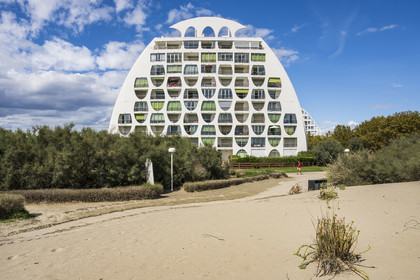 France, Hérault (34), La Grande-Motte, labellisé patrimoine du XXème siècle, quartier du Couchant à l'ouest du port, l'immeuble Le Poseidon des architectes Gilles et Jean Balladur, appartenant au style architectural féminin appelé bonnet d’évêques