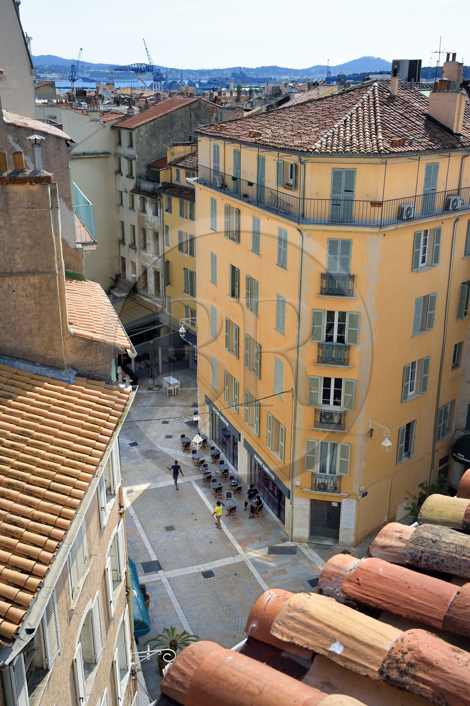 France, Var (83), Toulon, la rue Berthelot dans la vieille ville et le port en arrière plan