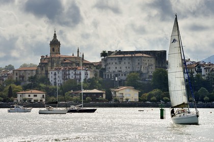 France, Pyrénées-Atlantiques (64), la côte du Pays-Basque, la baie d'Hendaye dans l'embouchure de la Bidassoa, le village de Hondarribia (Fontarrabie)