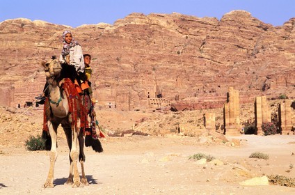 Jordanie, Petra, frère et súur bédouins sur un dromadaire