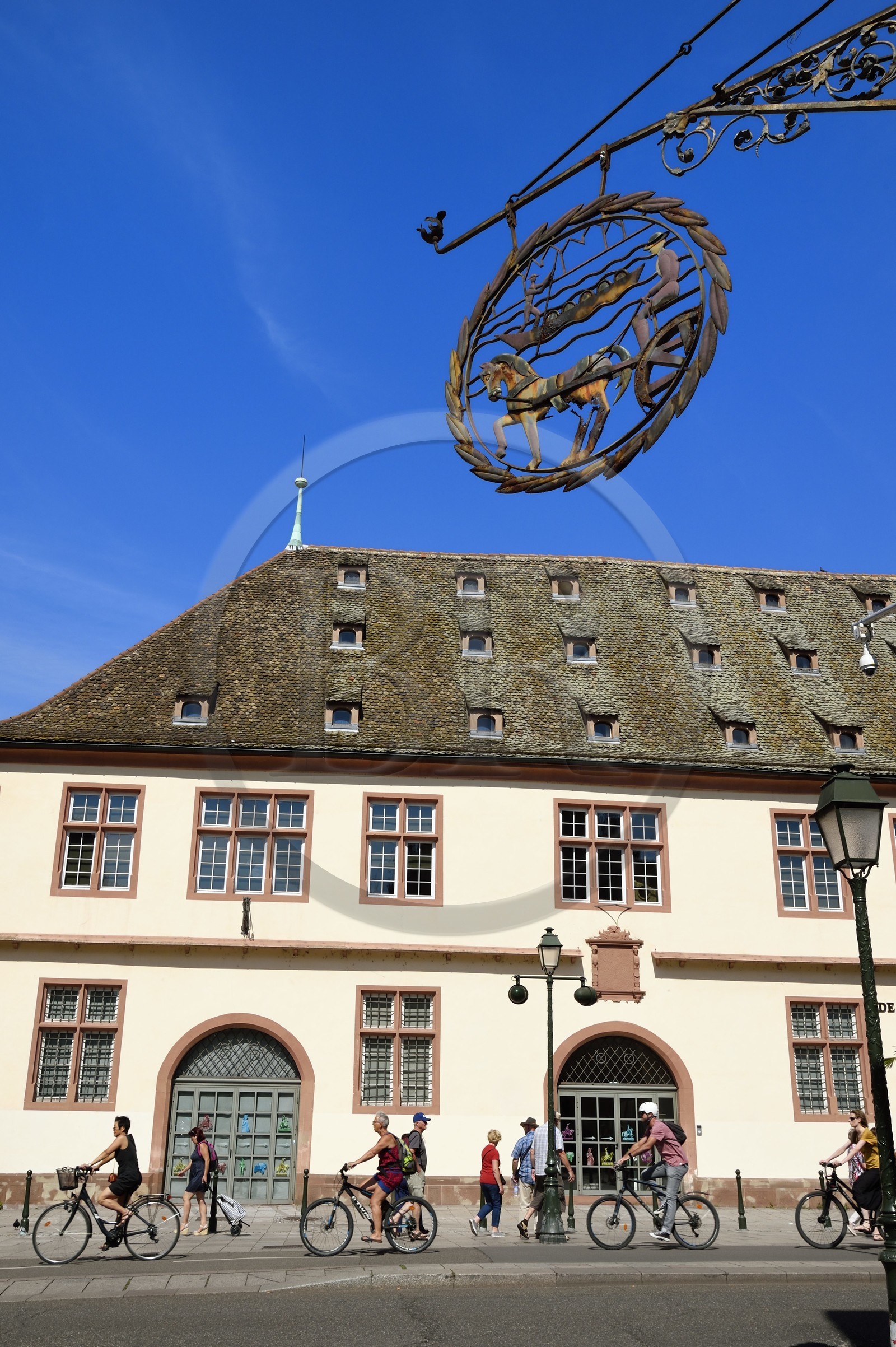 France, Bas-Rhin (67), Strasbourg, vieille ville classée au Patrimoine Mondial de l'UNESCO, le musée Historique (ancienne Grande Boucherie) et enseigne de l'ancienne Douane