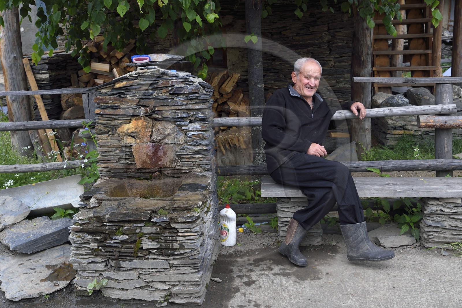 Géorgie, Kakheti, region de Touchétie, Omalo, fontaine dans Zemo (haut) Omalo