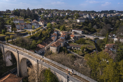 France, Dordogne (24), Périgord Vert, Nontron, cyclistes faisant la véloroute la Flow Vélo sur l'ancien viaduc ferroviaire qui traverse la vallée du Bandiat, la ville en arrière plan (vue aérienne)