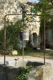 France, Bouches-du-Rhône (13), Parc naturel régional de Camargue, mas de la Bélugue du Conservatoire de l'espace littoral et des rivages lacustres, puits