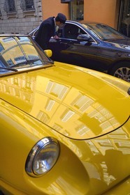 Italie, Lombardie, Milan, Quadrilatère de la Mode (Quadrilatero della moda), cabriolet Alfa Romeo Duetto Spider jaune devant le Four Seasons Hotel Milano