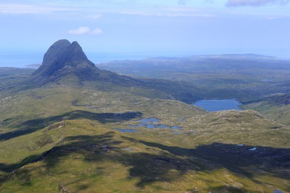 Royaume-Uni, Ecosse, Highland, le Mont Cul Mor 849m domine le Loch Veyatie et les paysages environnant de Assynt et Coigach dans les Northern Highlands (vue aérienne)
