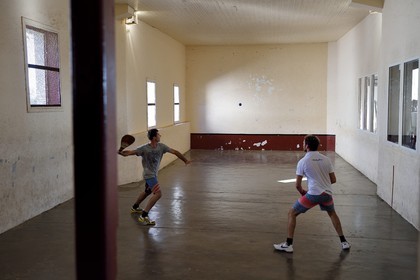 France, Pyrénées-Atlantiques (64), la côte du Pays-Basque, Bidart, la pala qui se joue au trinquet