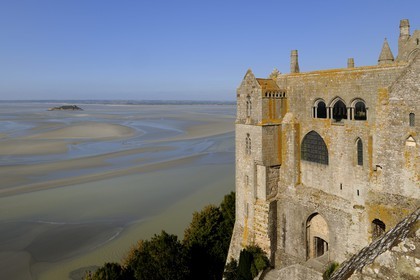 France, Manche (50), l'abbaye du Mont-Saint-Michel, classé Patrimoine Mondial de l'UNESCO, les batiments Nord (cloître, salle des Chevaliers) surplombant la baie à marée basse