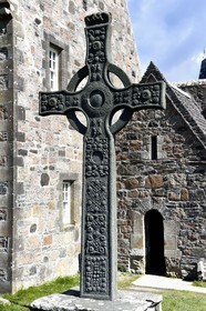 Royaume-Uni, Ecosse, Highland, Hébrides intérieures, Ile de Iona face à l'Ile de Mull, Croix de Saint-Jean (copie) devant l'abbaye d'Iona fondée par Saint Columba au VIème siècle