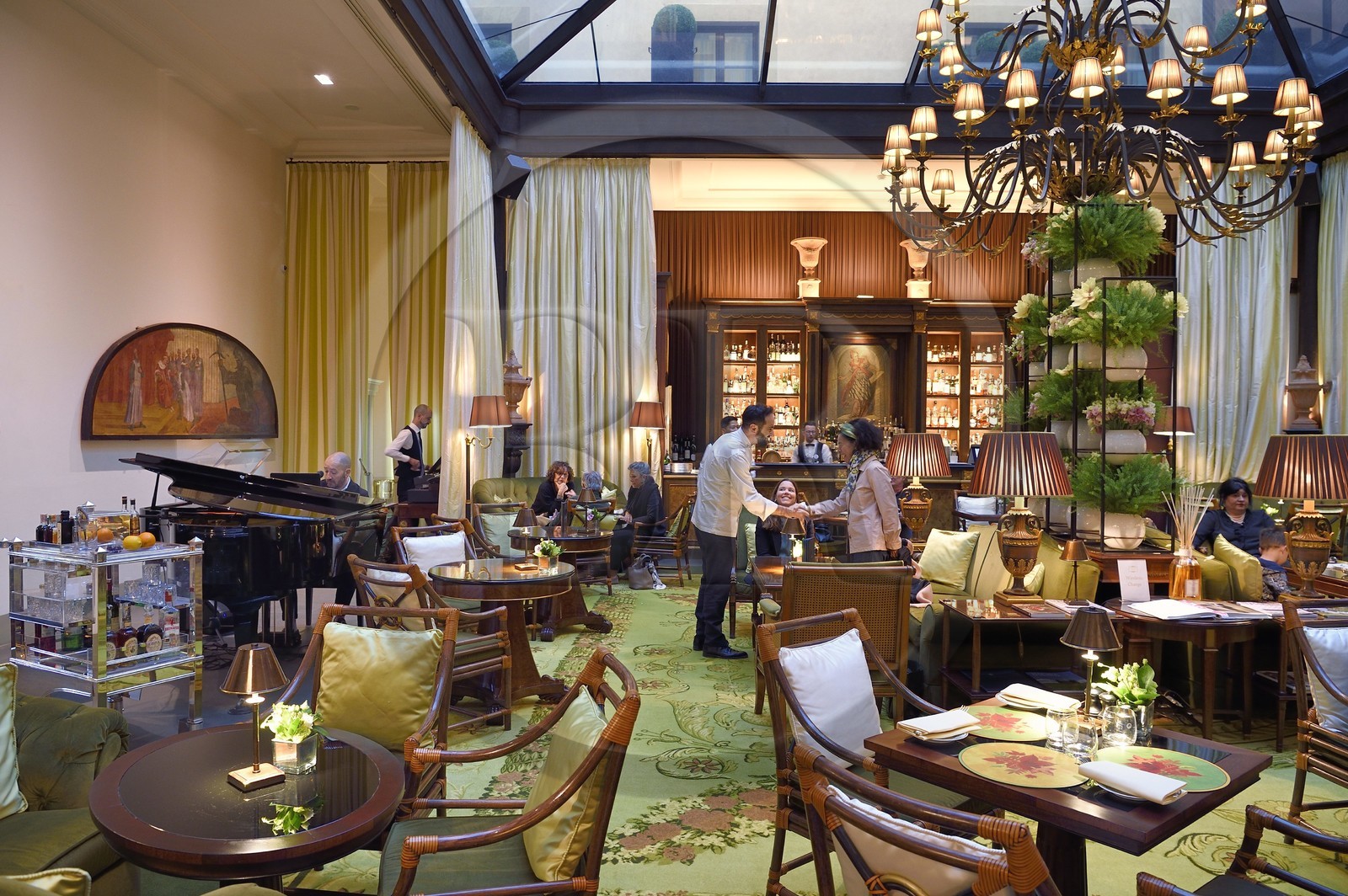 Italie, Toscane, Florence, centre historique classé Patrimoine Mondial de l'UNESCO, Palazzo Della Gherardesca, palace 5 étoiles du groupe Four Seasons Hotel, le bar