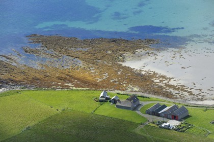 Royaume-Uni, Ecosse, Iles Orcades, Ile de Mainland, ferme en bordure de mer sur la côte Sud (vue aérienne)