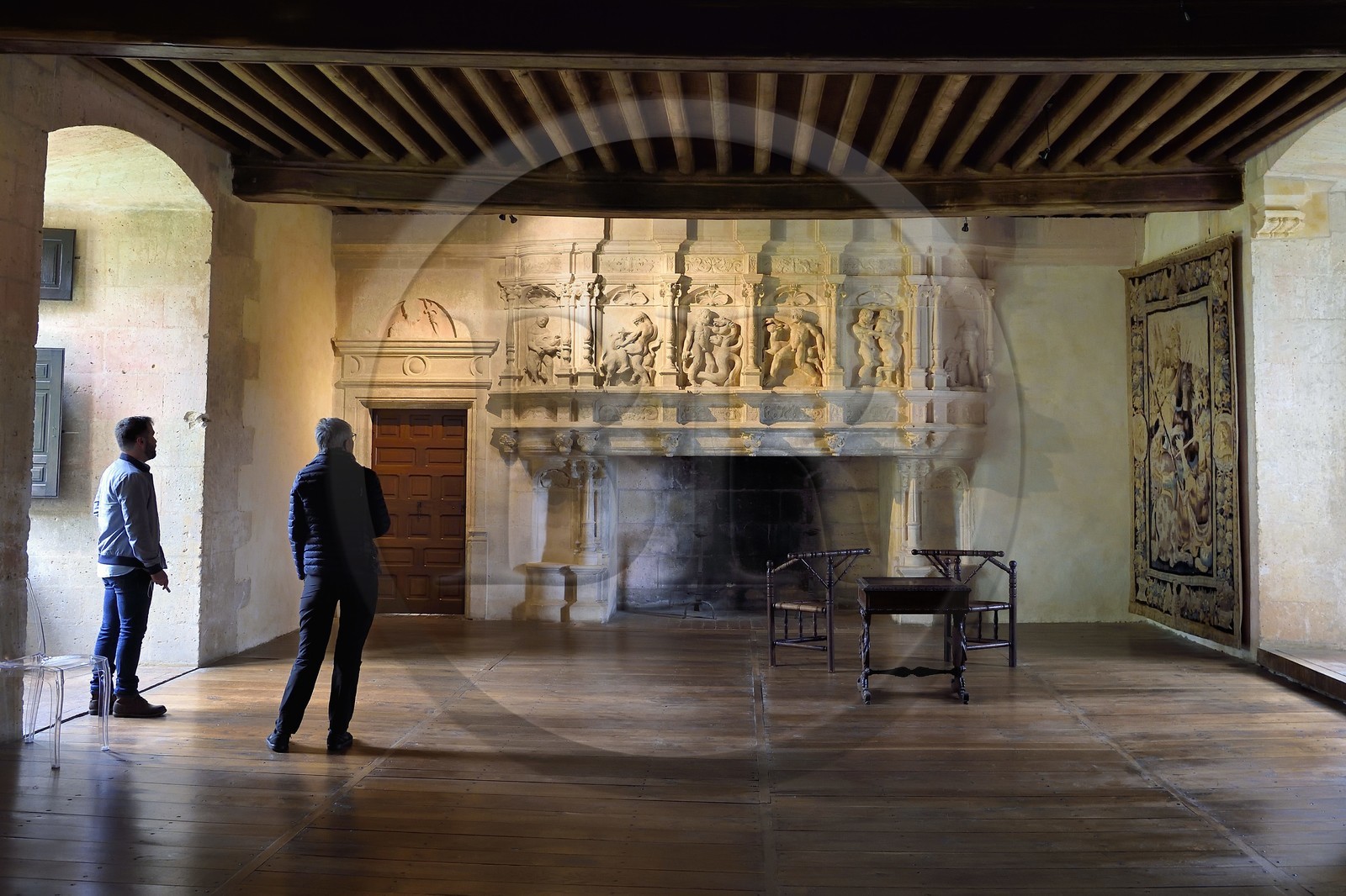 France, Dordogne (24), Périgord Vert, Villars, château de Puyguilhem, la Grande Salle et sa cheminée aux reliefs illustrant les travaux d'Hercule
