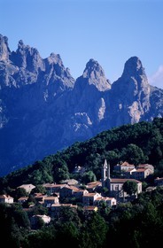 France, Corse-du-Sud (2A), Alta Rocca, le village de Zonza, en contrebas des aiguilles de Bavella
