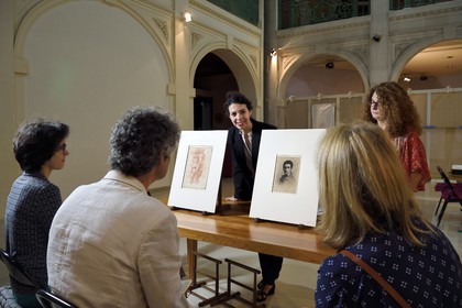 France, Pyrénées-Atlantiques (64), Pays-Basque, Bayonne, musée Bonnat-Helleu, musée des Beaux-Arts, présentation par Marie Clarac du dessin de Michel-Ange étude pour le groupe Adam et Eve de la chapelle Sixtine à gauche et autoportrait de Bonnat à 17 ans à droite