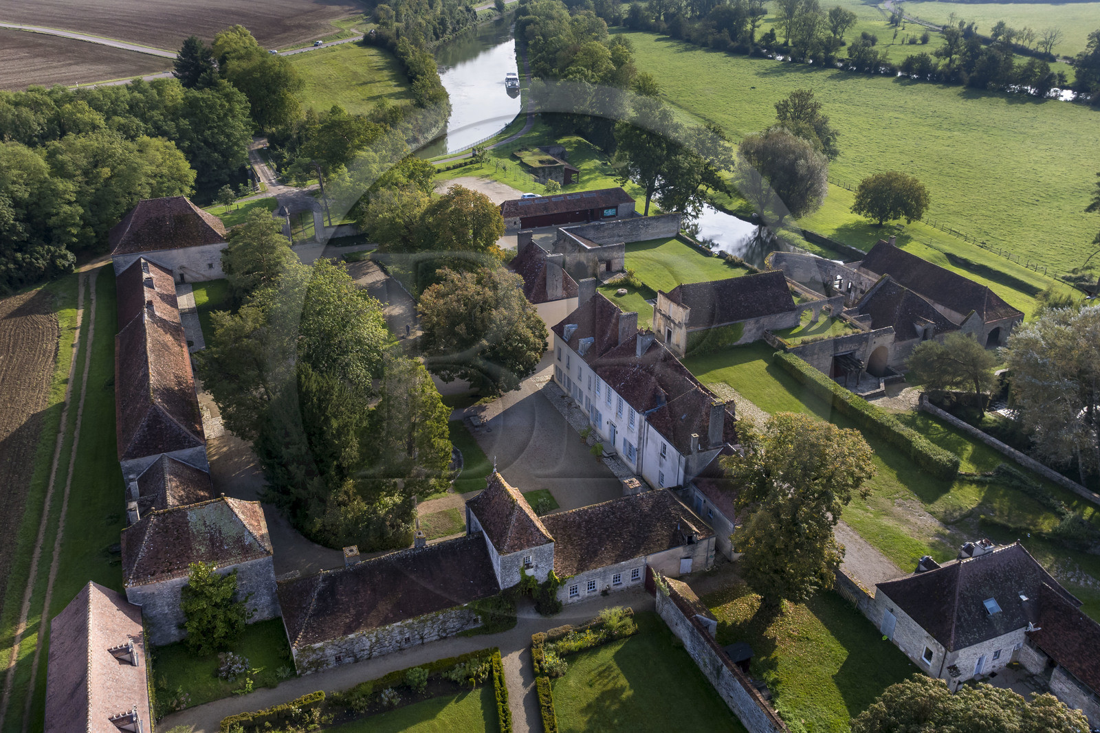 France, Côte-d'Or (21), Buffon, la Grande Forge de Buffon alimenté par l'Armançon, le canal de Bourgogne en arrière plan (vue aérienne)