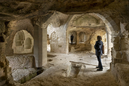 France, Gard (30), Beaucaire, abbaye troglodytique de Saint-Roman, emplacement du reliquaire (cavité au centre de la photo) dans l'ancien choeur de la chapelle souterraine