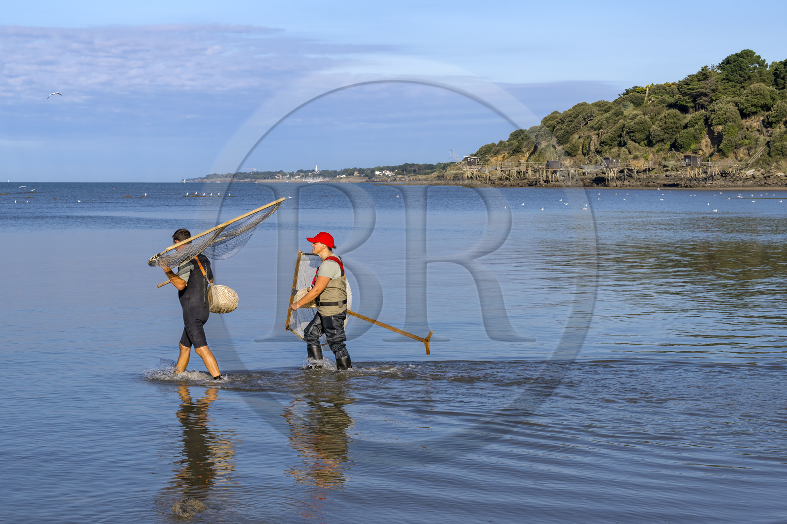 France, Loire-Atlantique (44), Baie de Bourgneuf, Pornic, cabanes de pêche traditionnelle au carrelet en bordure de la plage de Crêve-coeur à La Bernerie-en-Retz, Sedrine et Fred font de la peche à pied de crevettes à l'épuisette