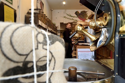 France, Paris (75), la Caféothèque rue de l'Hotel de ville, café mais aussi espace de torréfaction et de vente de café
