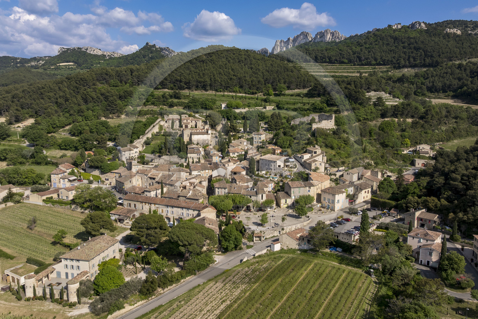 France, Vaucluse (84), Dentelles de Montmirail, Gigondas, le village au pied des Dentelles Sarrasines (vue aérienne)
