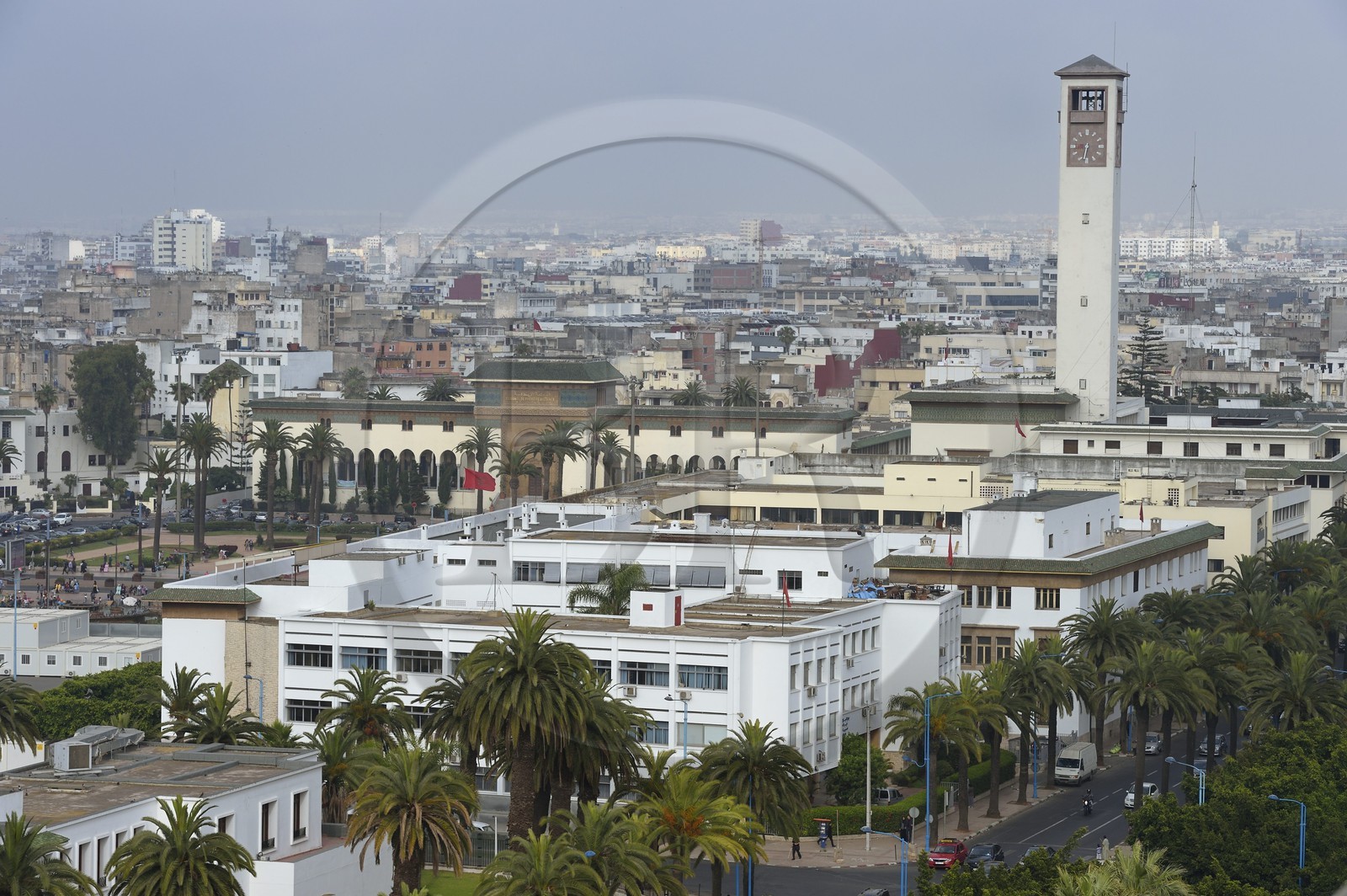 Maroc, Casablanca, place Mohammed V, le Palais de Justice construit entre 1920 et 1923 par l'architecte Joseph Marrast à gauche et la Wilaya du Grand Casablanca (ex Hotel de Ville) construit entre 1928 et 1936 par l'architecte Marius Boyer à droite