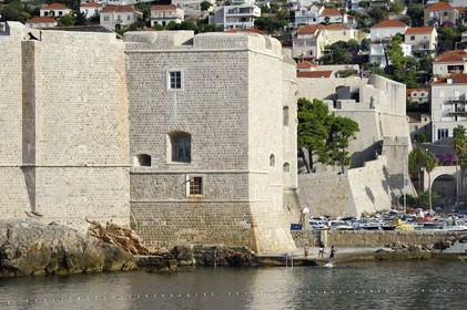 Croatie, Dalmatie, cote dalmate, Dubrovnik, centre historique classé Patrimoine Mondial de l'UNESCO, les remparts coté mer et le batiment de la Tour Saint Jean à l'entrée du Port