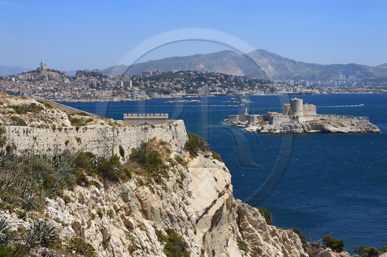 France, Bouches-du-Rhône (13), Marseille, Parc National des Calanques, Archipel des Iles du Frioul, Ile Ratonneau, entrée du Fort Ratonneau et le Chateau d'If