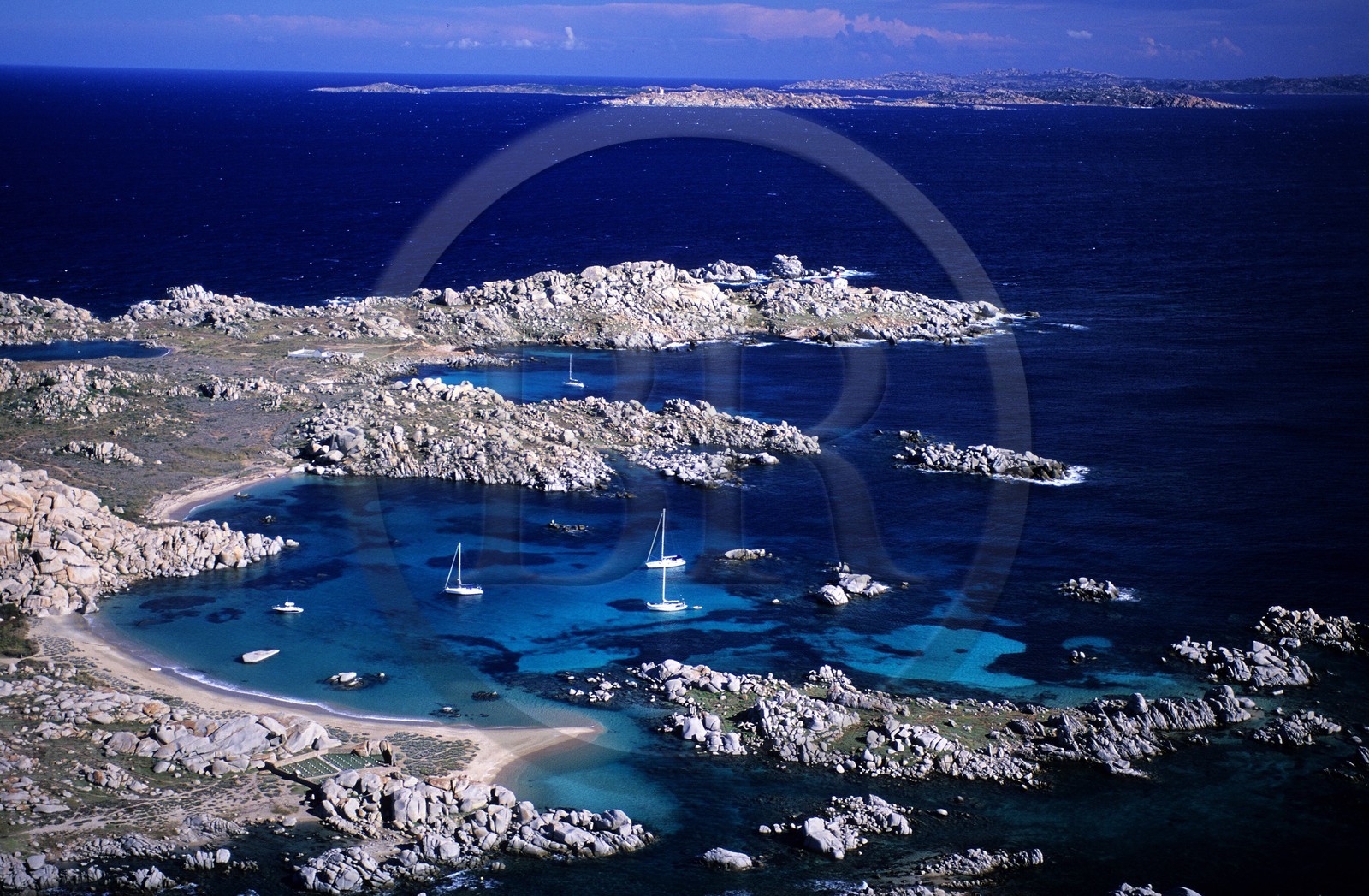 France, Corse-du-Sud (2A), bateaux dans une crique des îles Lavezzi (vue aérienne)