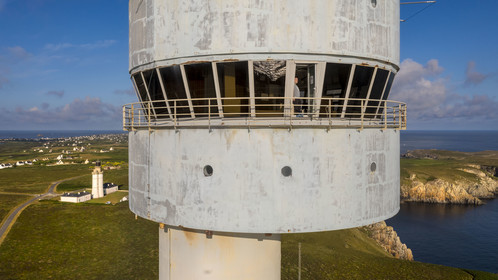 France, Finistère (29), Mer d'Iroise, Ile d'Ouessant, tour radar du Stiff de l'architecte Jean Prouvé (1982) qui surveille le rail de circulation maritime dans la Manche pour le Cross Corsen, Patrick Cornic, technicien du CROSS en poste depuis 2014 (vue aérienne)
