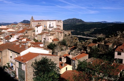 France, Pyrénées-Orientales (66), région des Fenouillèdes, le village de Caramany en bordure du lac