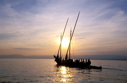 France, Haute-Savoie (74), Evian-les-Bains, une barque traditionnelle reconstruite, la Savoie sur le lac Léman