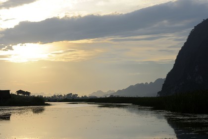 Vietnam, province de Ninh Binh, région surnommée la baie d'Halong terrestre, réserve naturelle de Van Long et ses paysages karstiques