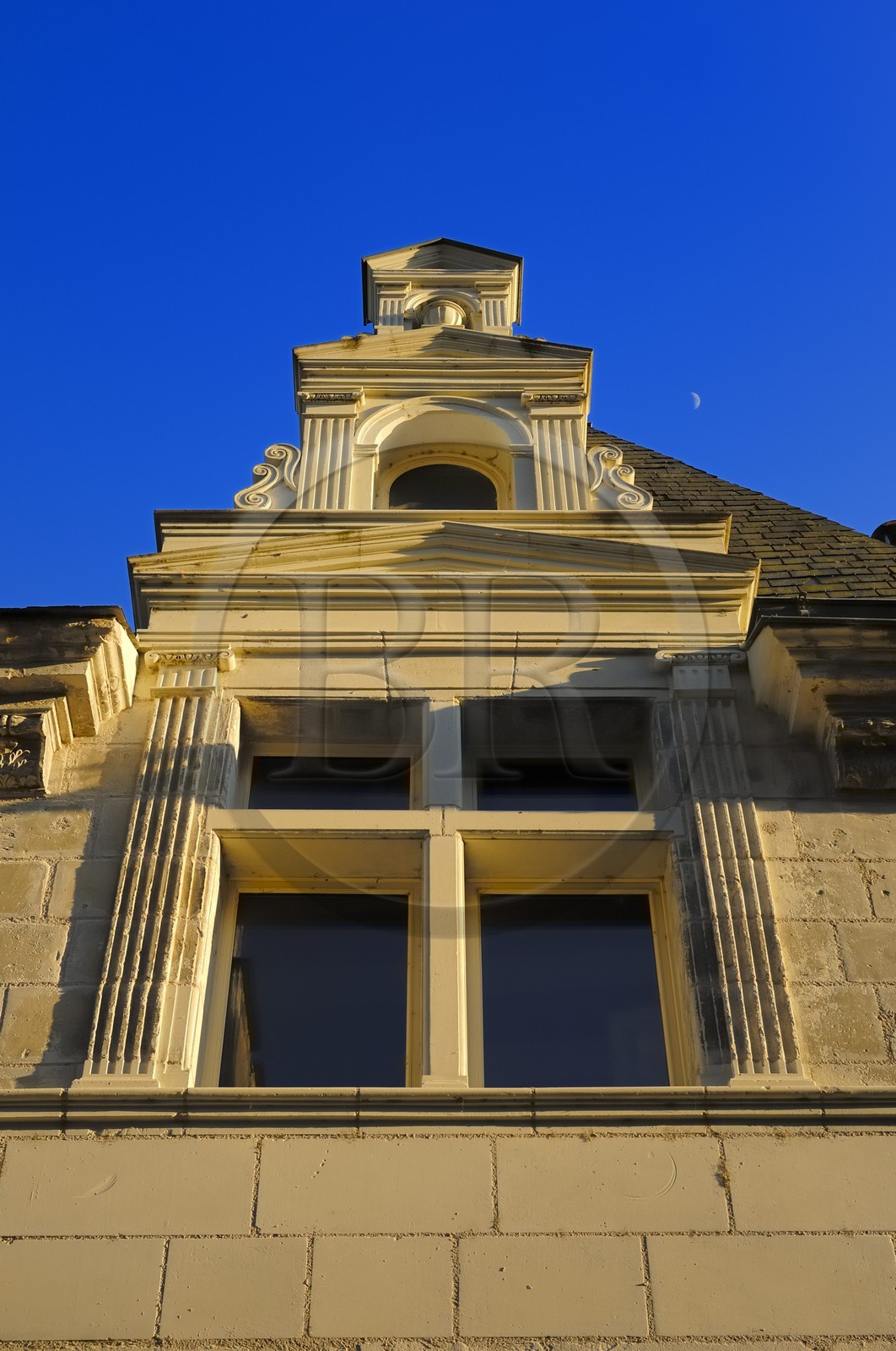 France, Indre et Loire (37), Vallée de la Loire classée Patrimoine Mondial de l'UNESCO, Chinon, détail d'un hôtel particulier dans la rue Haute Saint-Maurice