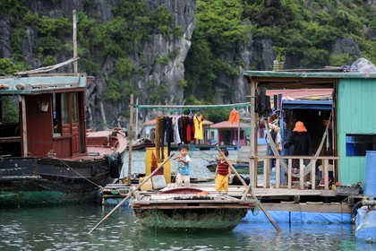 Vietnam, province de Quang Ninh, la Baie d'Halong classée Patrimoine Mondial de l'UNESCO, village flottant de pêcheurs de Vong Vieng
