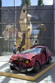 France, Bas-Rhin (67), Strasbourg, Musée d'Art Moderne et Contemporain de Strasbourg (MAMCS) de l'architecte Adrien Fainsilber, Giulietta, automobile accidentée (1993) par Bertrand Lavier