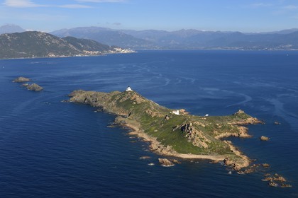France, Corse-du-Sud (2A), Golfe d'Ajaccio, Pointe de la Parata, Iles Sanguinaires, Ile de Mezzu mare et son phare (vue aérienne)