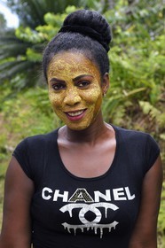 France, Ile de Mayotte, Grande-Terre, Ouangani, femme mahorais portant un masque de beauté au bois de santal (le m'sindzano)