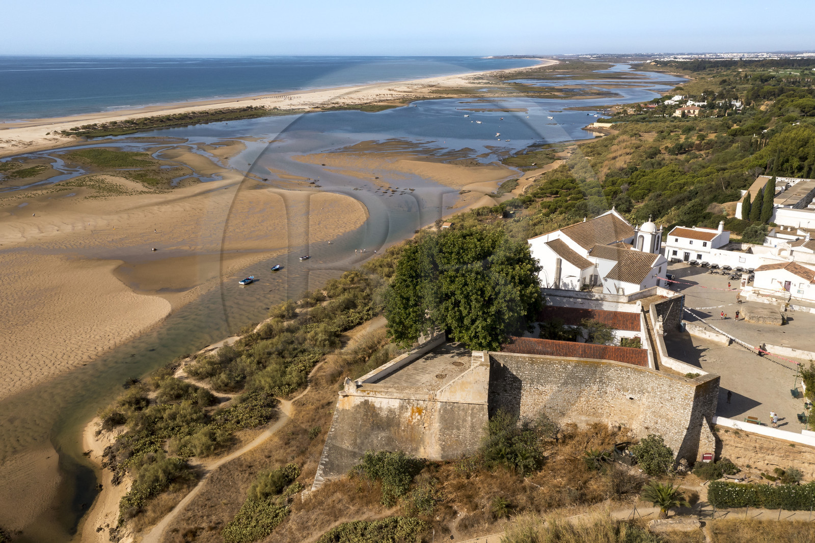 Portugal, Algarve, Parc Naturel de la Ria Formosa, Tavira, forteresse du village de Cacela Velha et la plage (vue aérienne)