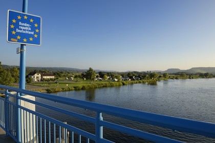 Luxembourg, district de Grevenmacher, région de la Moselle, Remich, pont frontière avec l'Allemagne sur la rivière Moselle
