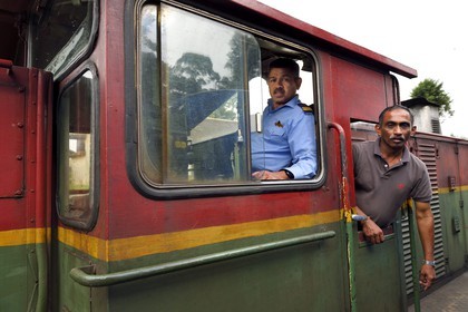 Sri Lanka, Province d'Uva, trajet en train dans la région montagneuse de la culture du thé entre Hatton et Badulla, conducteur de locomotive et son aide