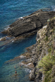 Italie, Ligurie, Cinque Terre, parc national des Cinque Terre classé Patrimoine Mondial de l'UNESCO, village de Vernazza, baignade au pied des falaises