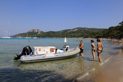 France, Var (83), Iles d'Hyères, parc national de Port-Cros, île de Porquerolles, la Plage Notre Dame, vacanciers devant le bateau-magasin de glaces